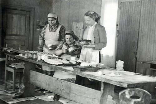 Elina Lehtilä, Tuovi Valo ja Kerttu Kairinen leipomassa Rekolan tuvassa 1940-luvun lopulla korj_2