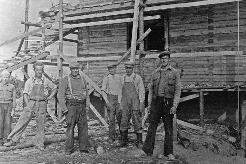 Emil Lehtilä rakentamassa Urho Oksasen taloa v. 1948 300 ppi korj