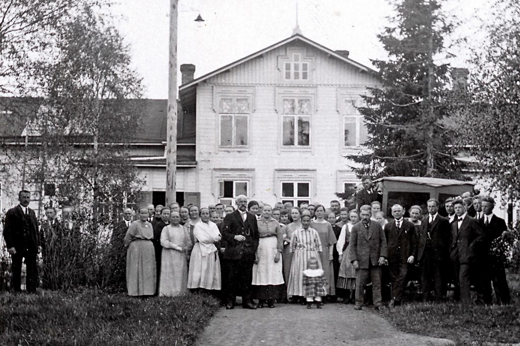 kustaanpäivän juhlat Rekolaan kutsuttiin sekä sukulaiset että koko kylän väki. kuva on otettu 8.6.1924 Rekolan päärakennuksen edessä.