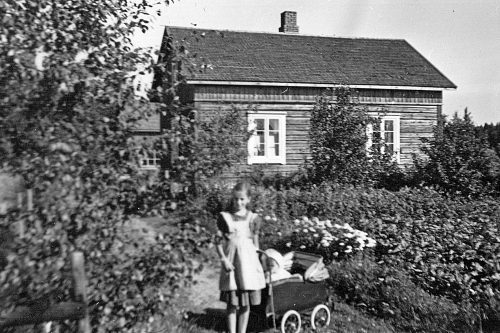 Leenan tytär Marja vaunuissa 1v Lehtilän talon edessä v 1954 300 ppi korj_2