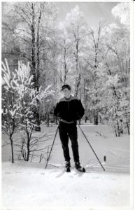 Liisa Koivisto 21_97 Pentti Paukkio hiihtämässä