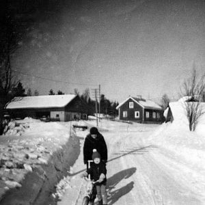 Nieminen Jouko 1960-l Mattilan talo oik Kukolan kellari Rauha Kajander ja ehkä Taina K,jpg