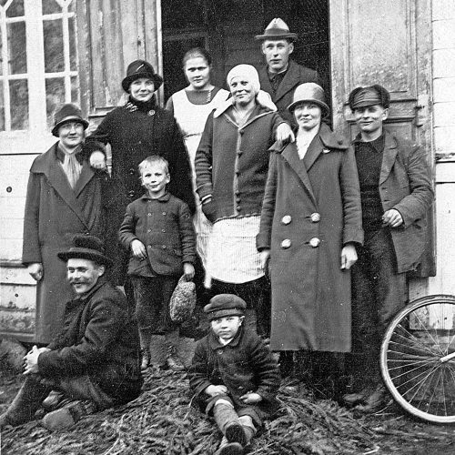 Rekolan rappusilla pääsiäisenä 1927 Takana Elina ja Emil Lehtilä edessään Aina Mäkinen korj