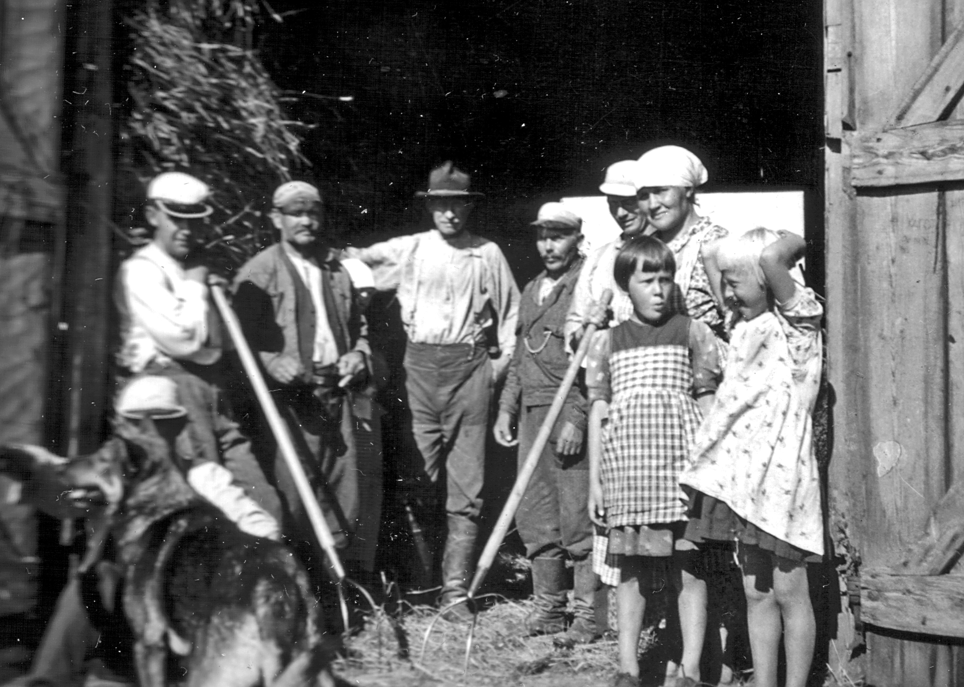 Taina K_01 Rekolan heinäväkeä Koiviston pellon ladossa1930-luv Nimet ks Otsikko tai A Korj