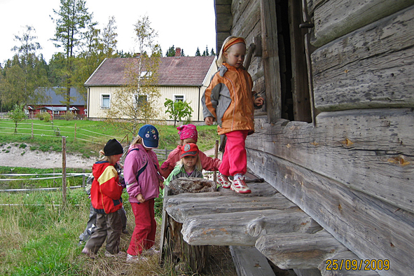 38. Lapset aittaan korj