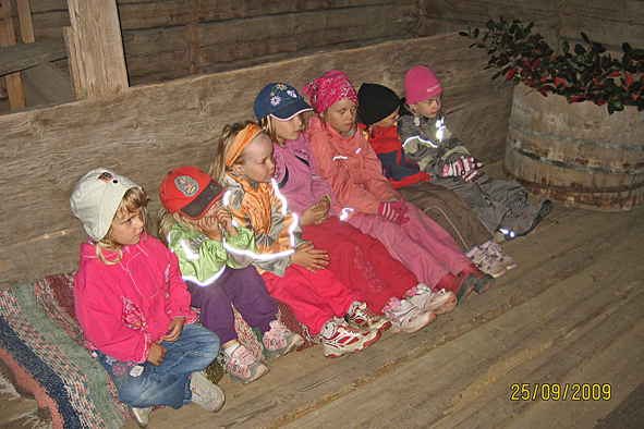 39. Lapset aitassa korj