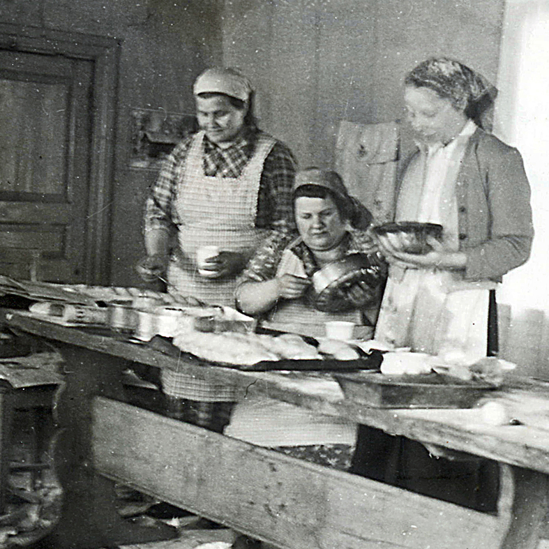 Elina Lehtilä, Tuovi Valo ja Kerttu Kairinen leipomassa Rekolan tuvassa 1940-luvun lopulla korj_2 10x10