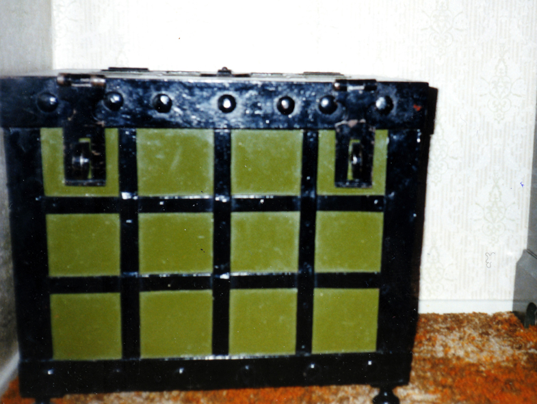 H Varho 10 (126) Vanha tulen kestävä arkku joka ollut lainassa Keihäskosken osuuskassalla Omistaja Olavi Väinölä Ks kääntöpuolen kuva pien