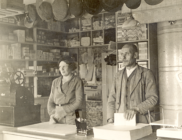 Taina Kajander _53 Jukka Korkealosken kauppa Virttaalla. Vas myyjätär ja Jukka K korj_2 pien.