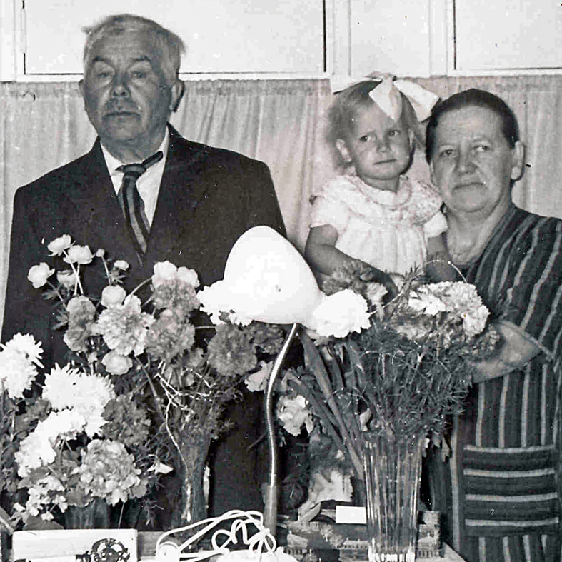 Anja Mahosenaho_09 Lauri ja Helmi Kylanpää, tyttärentytär Maarit -60-luku PW