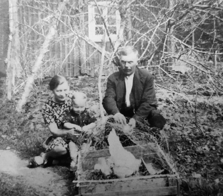 Helmi ja Lauri Kylänpää1930-luvulla pihallaan_versio2TO WP