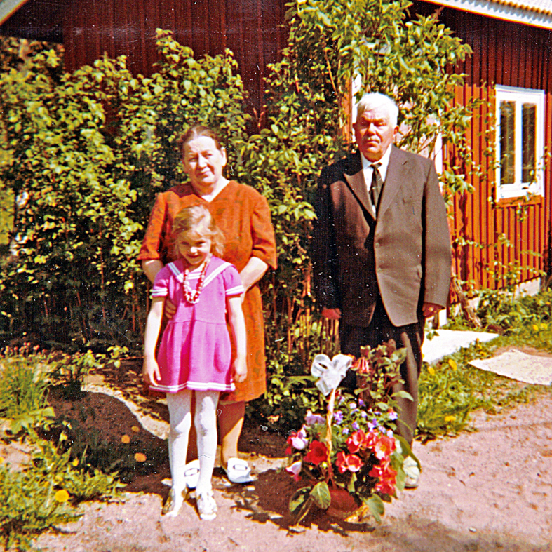 Kylänpään Helmi ja Lauri ja Maarit, tyttärentytär MH_korj Wp