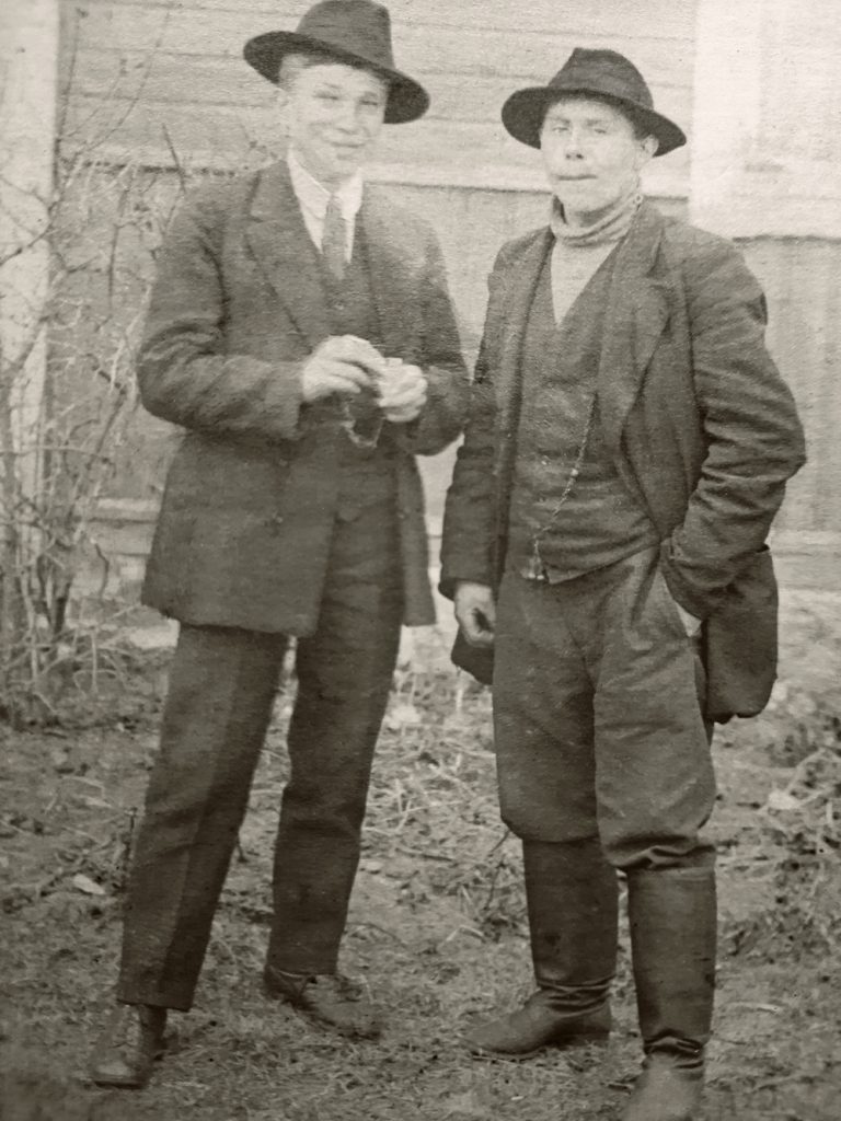 Laurin huopahattu ja kellonvitjat MH_väri seepia TO WP