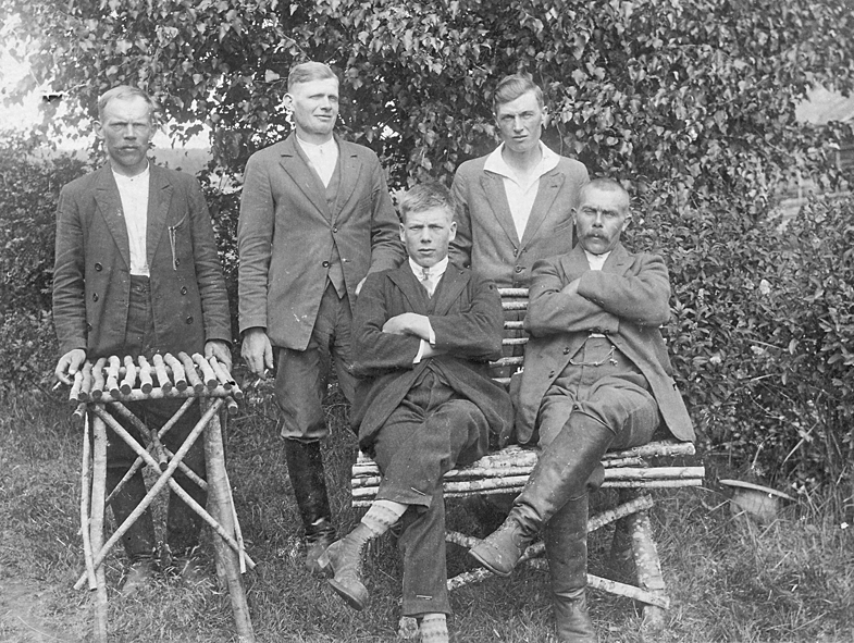 Taina K_33 vas Jussi Kylänpää Vihtori Kr Yrjö Mäkelä, edessä vas X Lauri Kylänpää korj grey WP