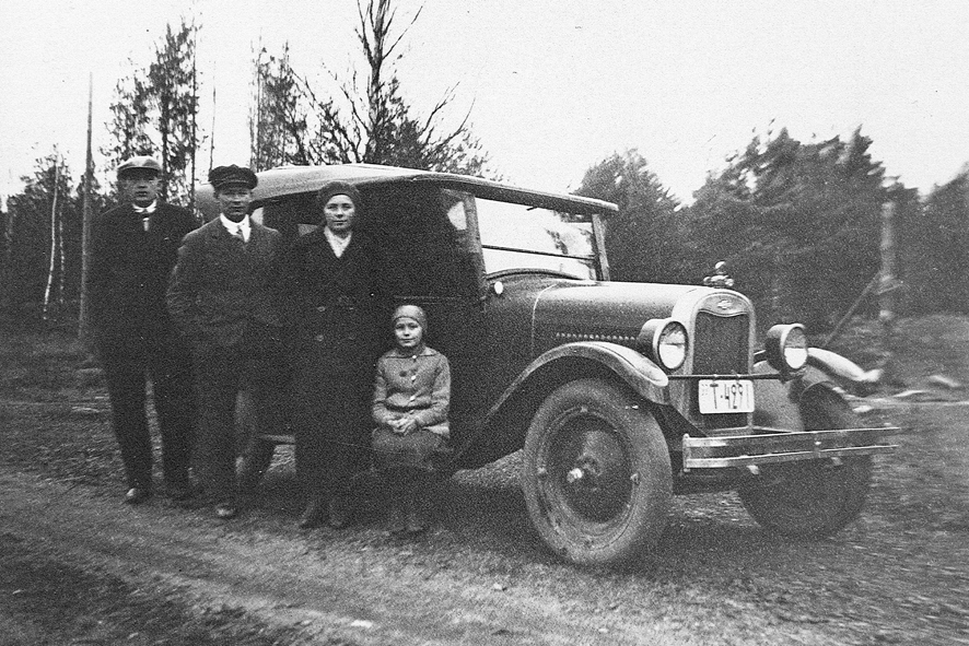 Vilho Satolan ensim auto Toinen vas Vilho siskot Helka ja Selma korj.jpg