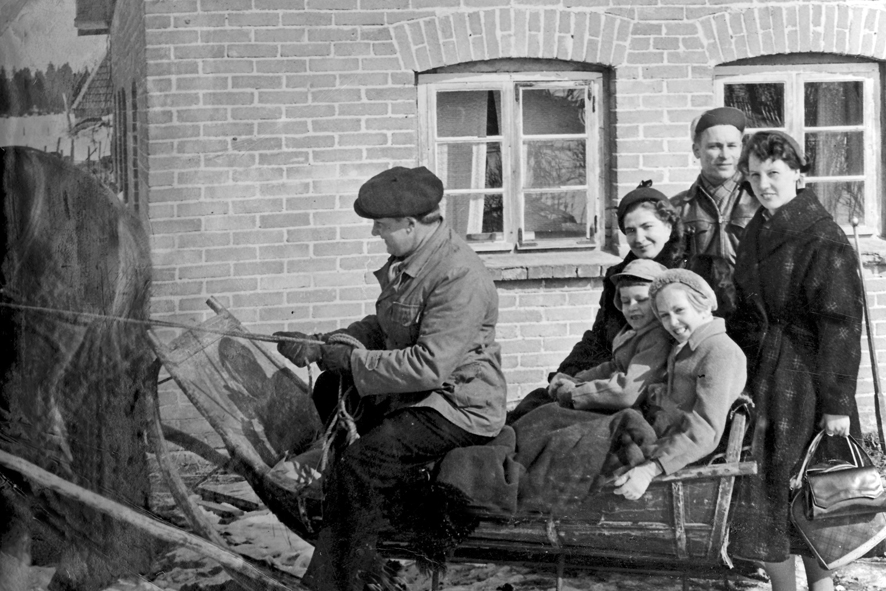 Väinölä 01 Olavi Anita Ari takana Eila Väinölä ja 2 vierasta korj WP