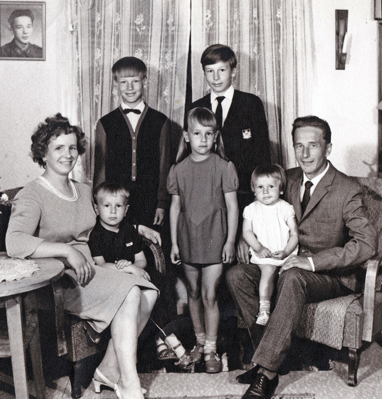 Heikkilän perhe ehkä 1969 Anni Heikki Hannu Elisa Harri Erika Es