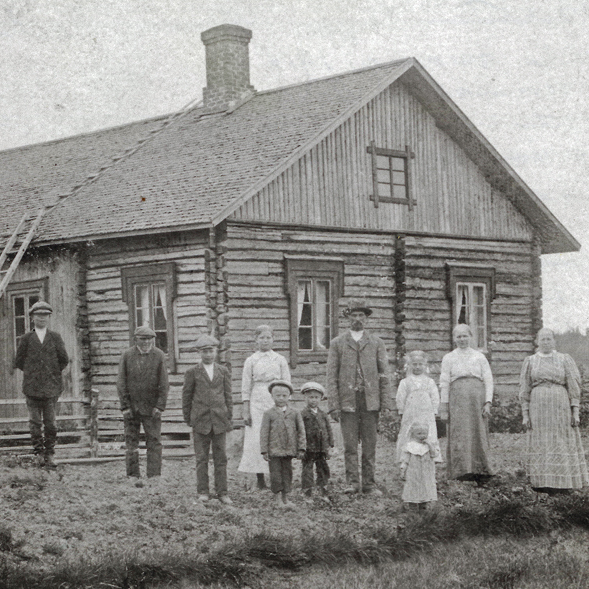 Heikkilän torppa v 1914 Vas Kosti Efraim, Robertin isä Einar Anna Väinö ja aarne Robert.pappa Elli edessä Kaisa Matilda-mamma ja tuntematon nainen