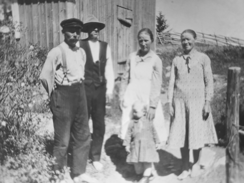 Keihäskosken Erforsin pihasta LauriKylänpää sekä Erforsin Verneri, Katri, tytär Terttu ja Anna WP