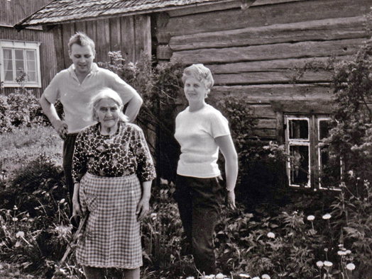 Ritva Lehti_Manda lehti sekä pojantytär Ritva ja hänen miehensä 1966 korj_2WP