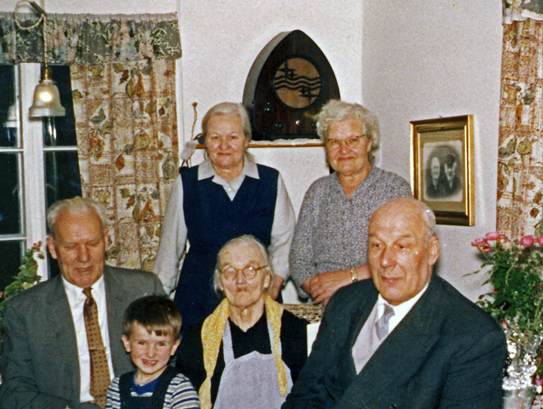 S Peltola Niilo Åkerman Tapio Peltola Emilia Åkerman Arvo Peltola takana Lyyli Satola Martta Peltola korj_2 WP