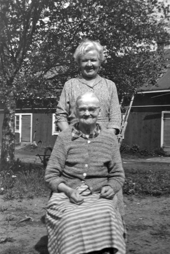 Satola_Emilia-mamma ja Martta Peltola 1950-l korj WP