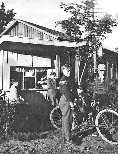 T Hämäläinen SPRn kioski korj 4 Jaakko Varho Arvo Viitasaari Esa Virtanen Mikko Mäkelä istuu ja X WP