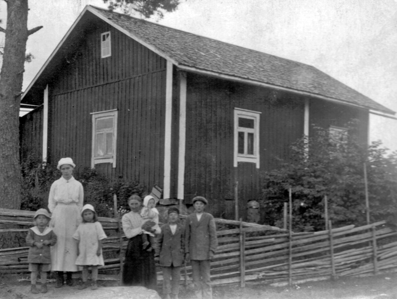 Tuominen_Erforsin perhe vas ehkä Irja äiti Kaitri Terttu tuntemattoman sylissä Simo kaksi vierasta poikaa korj WP