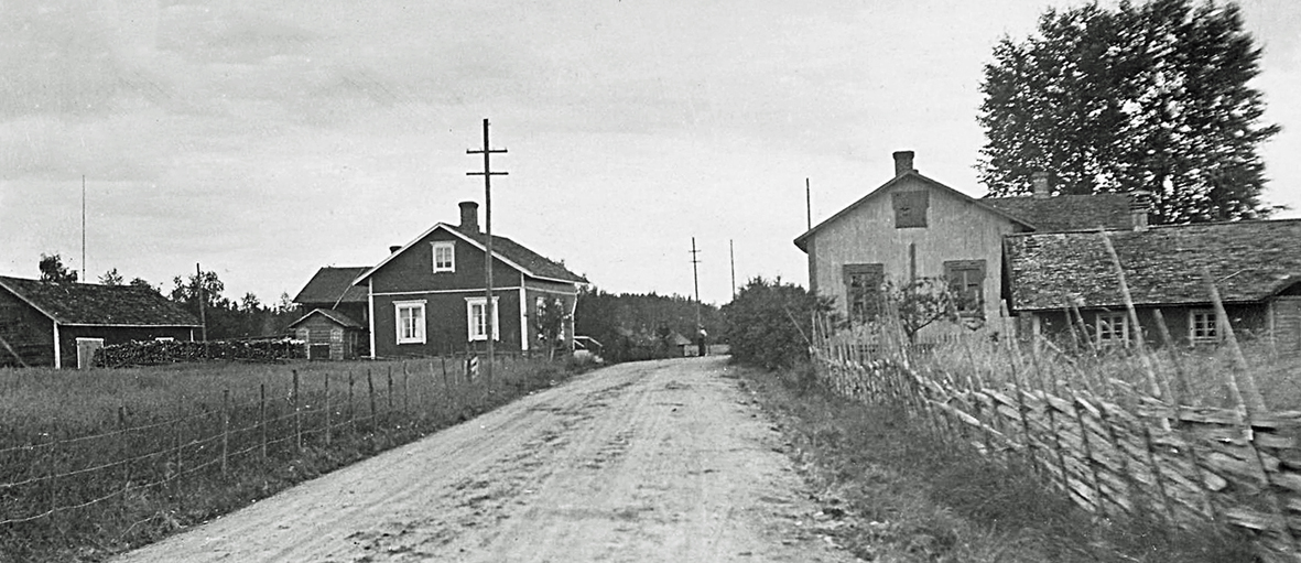 Vasemmalla Keihäskosken kauppa, oikealla Prusilan talo_Virttaan suunnasta WP