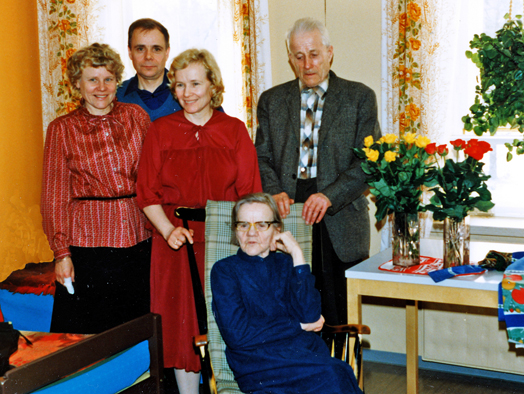 AK Latokorven perhe äiti Olga Marian 70-v päivänä 1974 vas Ulla Antti Alli isä Lauri ja äiti korj WP