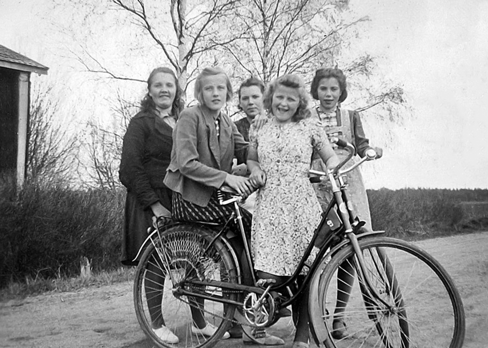 T_Olenius-4 Keihäskosken tytöt 40-luv alussa vas beata Olenius