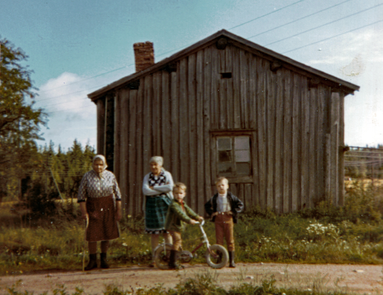 TK-RK_Takalan mökki Rauha Kajander, Elina Lehtilä, Kajanderin pojat Rauno ja Tarmo korj