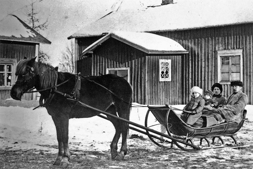 Jalmari-Fanny-ja-lapset-reessa-Kajalan-pihalla-1915_Kairinen-WP.jpg