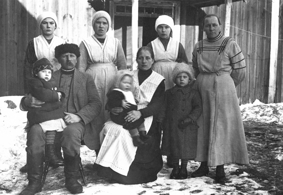 Jalmari-Fanny-lapset-ja-palvelusvakea-1917_Kairinen-WP.jpg