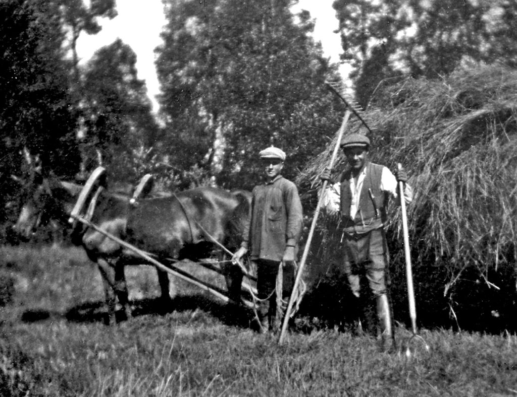 Kajalan-uskolliset-rengit-Kalle-Makela-ja-Sulo-Vahlroos-1930-luv-–-vaalennettu-–-Kopio.jpg