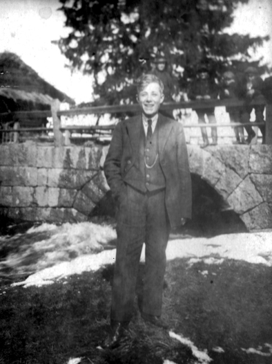 Lauri-tai-Viljo-Kajander-Sillanpaan-silllalla_Tuominen-WP-1.jpg