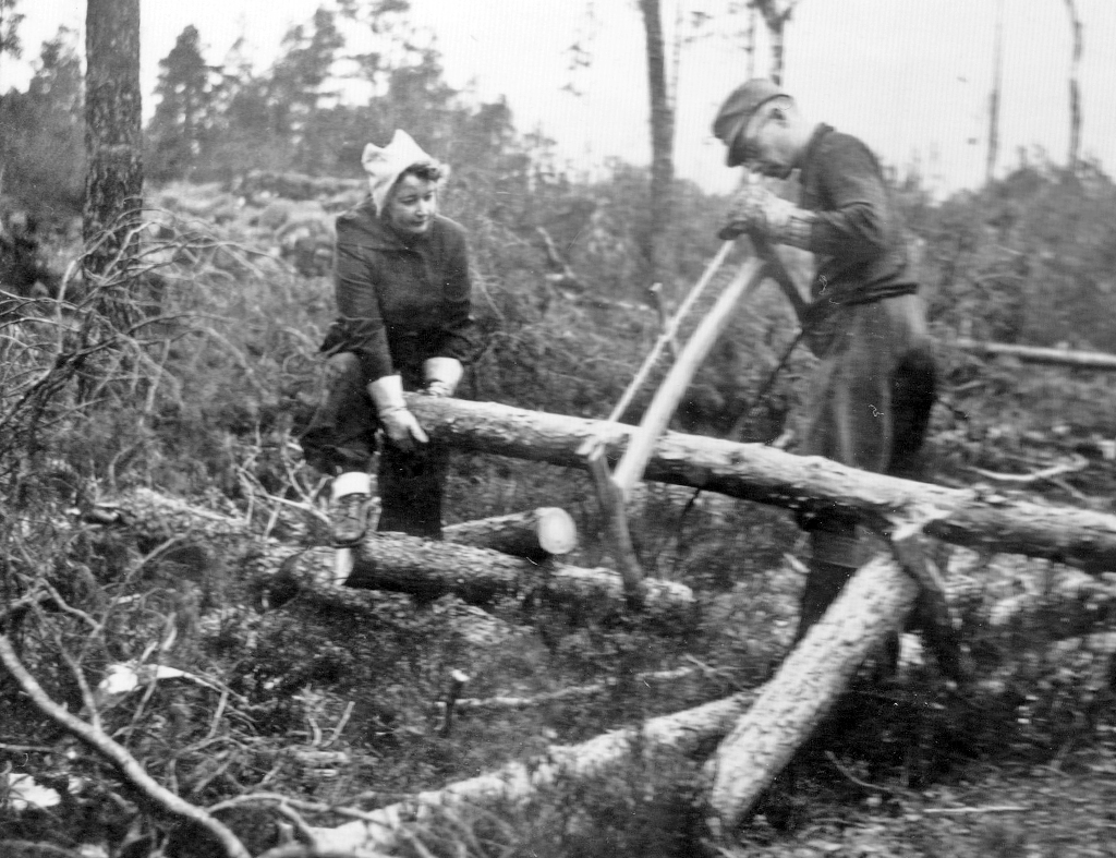 Siiri-ja-Paavo-Kairinen-mottitalkoissa-Ylaneella-1942-korj.jpg