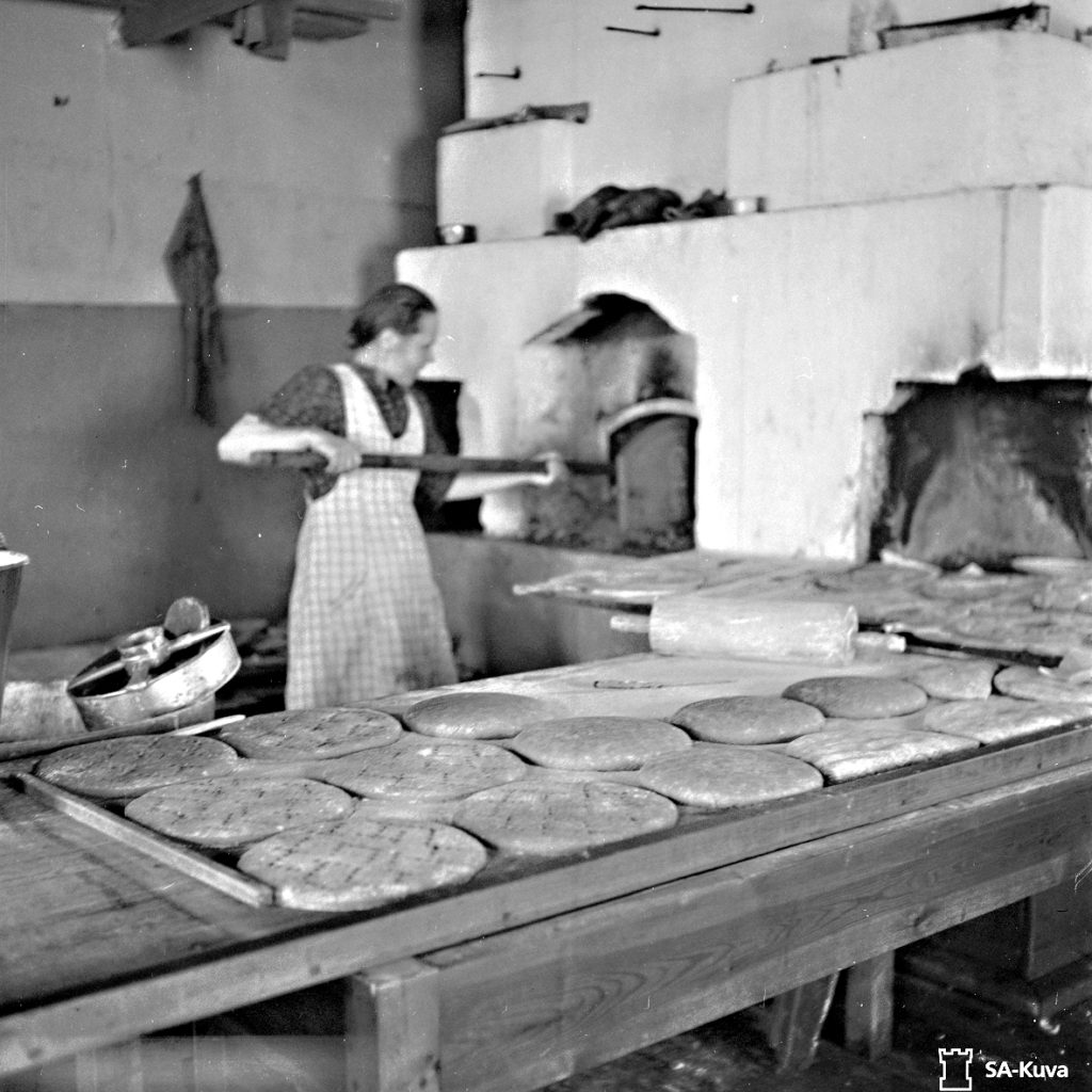 Sotaleipaa-leivottiin-taloissa-SA-kuva_korj.jpg