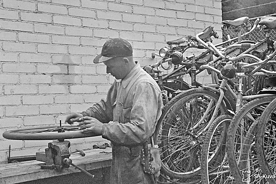 Vanhoja-polkupyoria-korjataan-SA-kuva_korj-WP.jpg